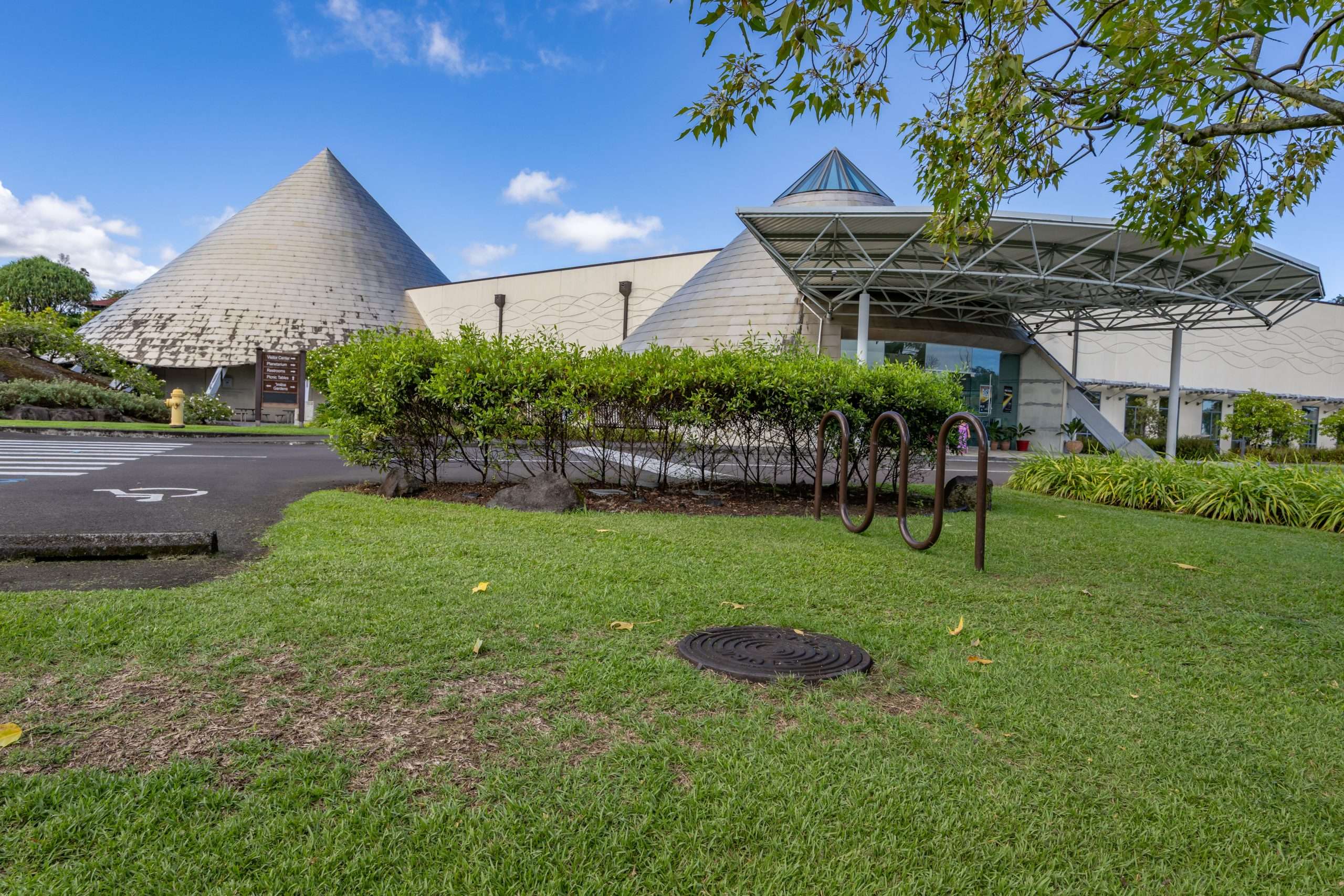 Discover the top attractions near Port of Hilo, a vibrant gateway to Hawaii's Big Island. Explore waterfalls, volcanic landscapes, and rich culture.